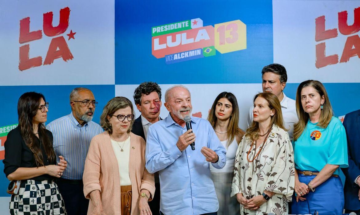 Lula celebra avanço do fim da 6x1 e defende investimento público