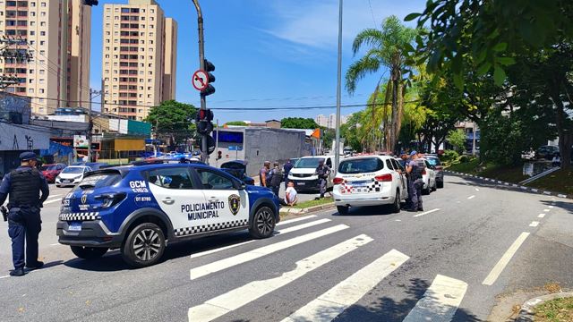 Monitoramento da GCM de Guarulhos resgata vítima de sequestro-relâmpago, recupera mercadorias e prende três criminosos