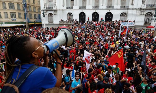 Estudantes fazem atos pelo país em apoio a Lula