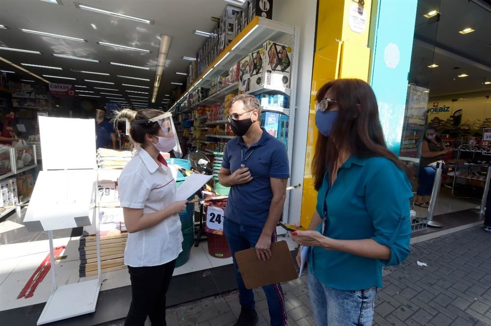 Prefeitura fiscaliza mais de 300 estabelecimentos comerciais por toda a cidade