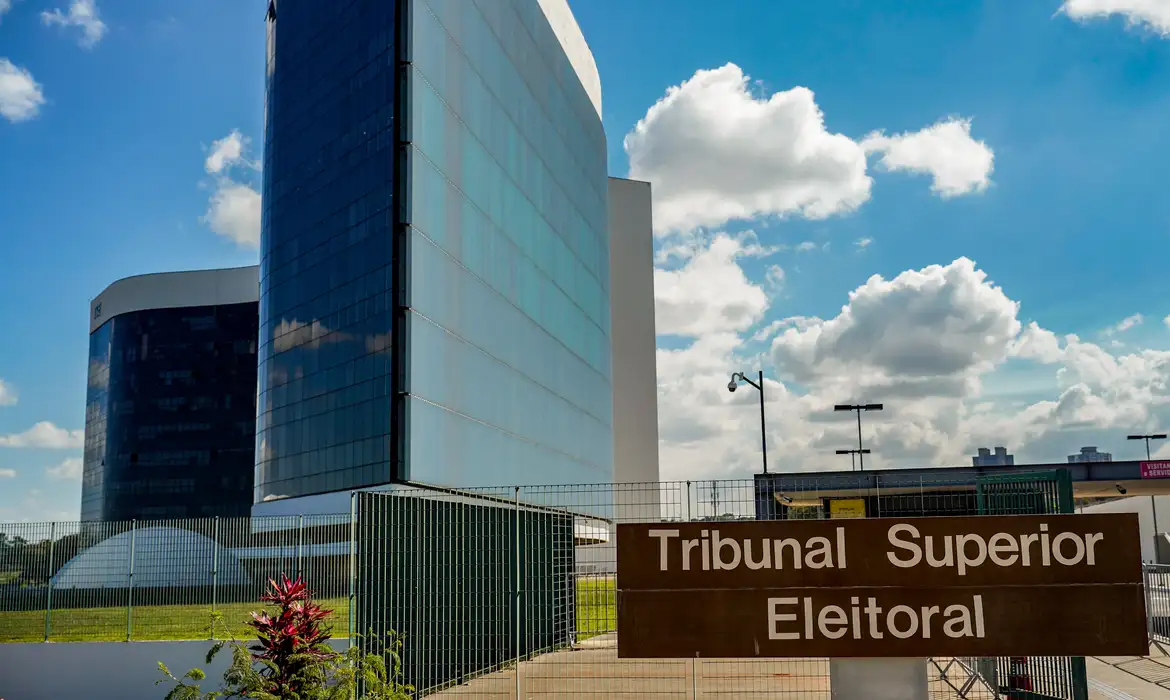 Nunes Marques convoca campanhas de Lula e Flávio para reunião no TSE