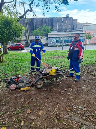 Prefeitura remove descarte irregular em mais de dez ruas no Jardim Presidente Dutra nesta terça-feira
