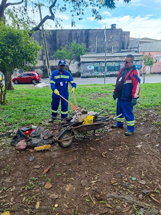 Prefeitura remove descarte irregular em mais de dez ruas no Jardim Presidente Dutra nesta terça-feira