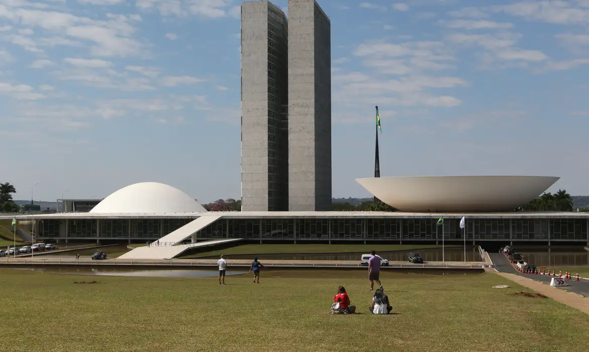 Calendário especial pode acelerar votação da PEC do fim da escala 6x1