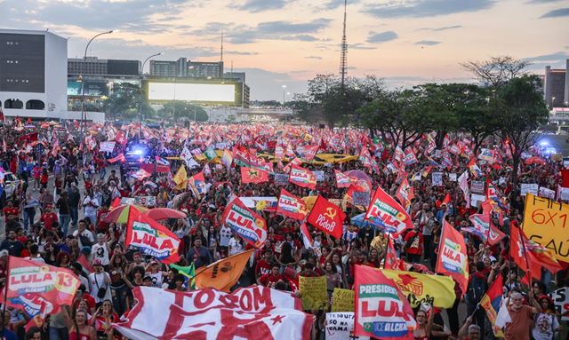 Milhares de estudantes tomam a Esplanada em apoio a Lula