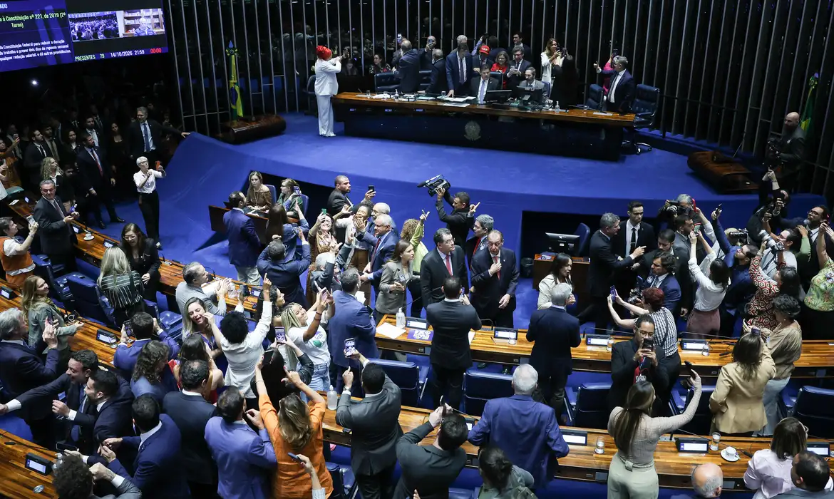 Imprensa estrangeira vê vitória de Lula em aprovação do fim da 6x1