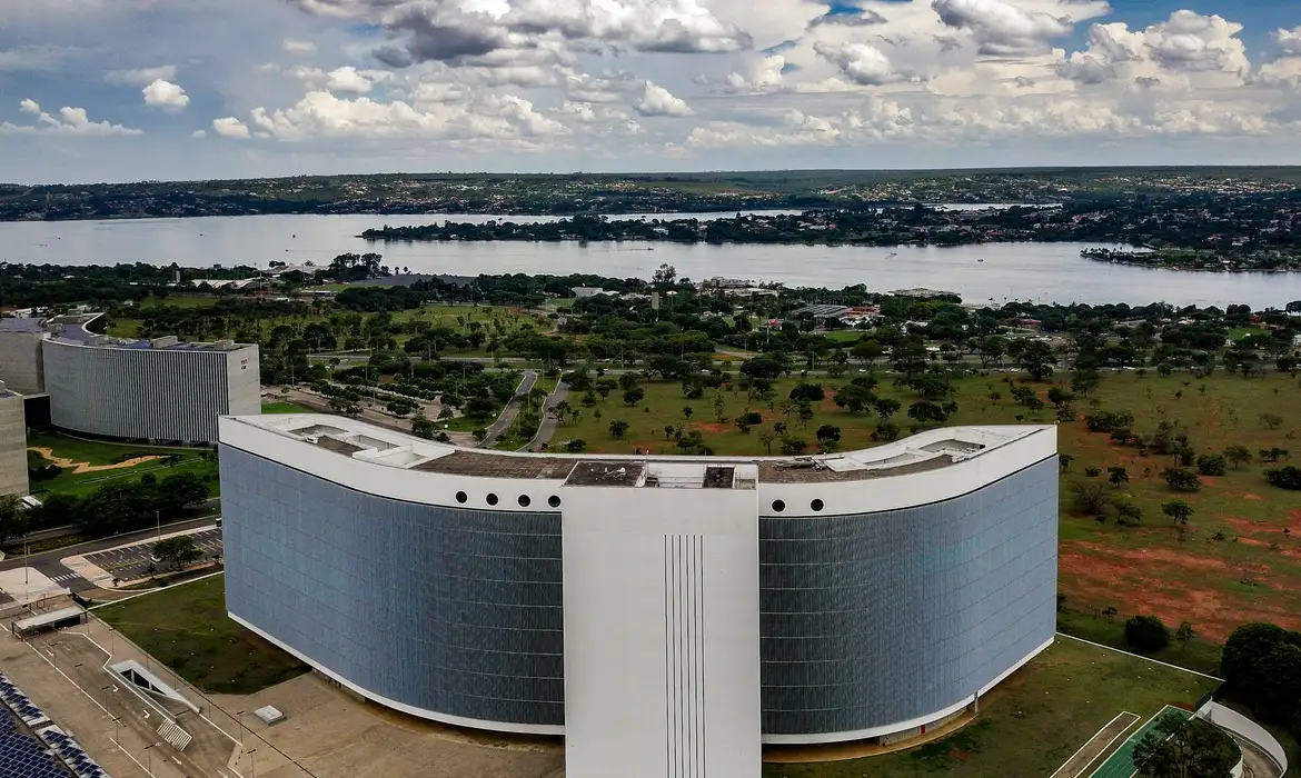 TSE determina isonomia após IA da Meta barrar imagens de Lula