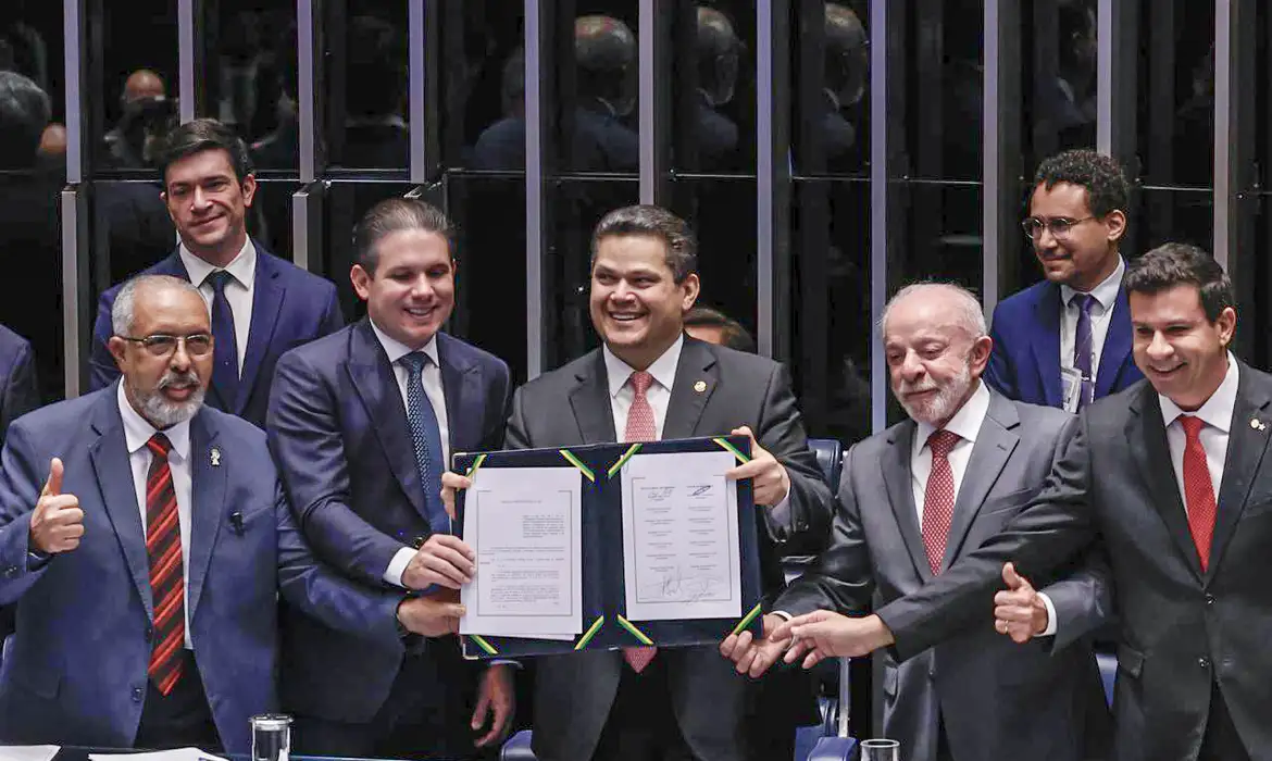 Alcolumbre homenageia Paim no fim da 6x1; entenda motivo