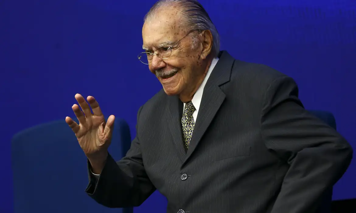 José Sarney recebe alta hospitalar após nove dias de internação