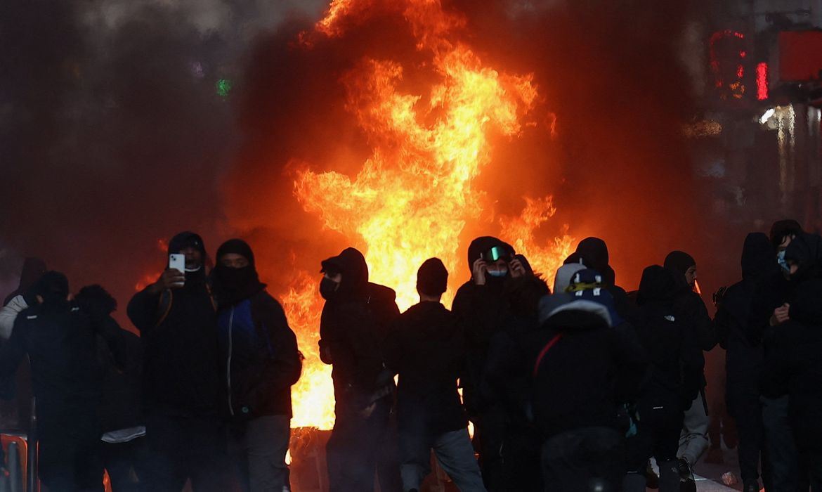 Tensões voltam a crescer; França contabiliza custos de protestos