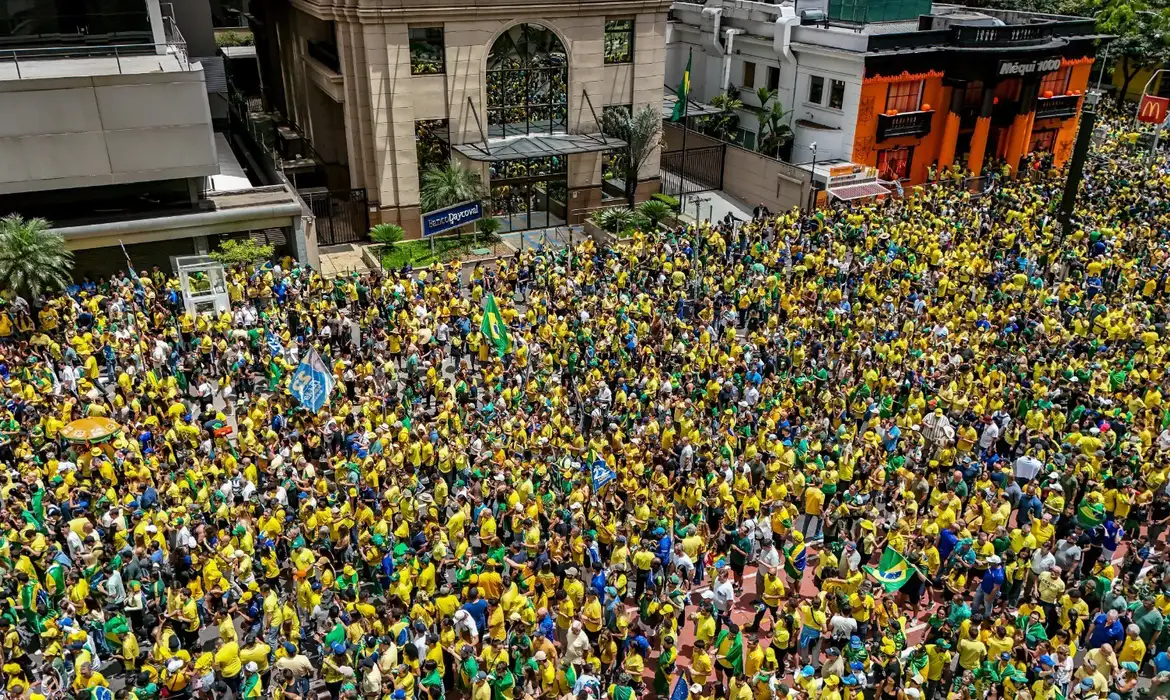 Campanha de Flávio Bolsonaro realiza manifestação na Paulista