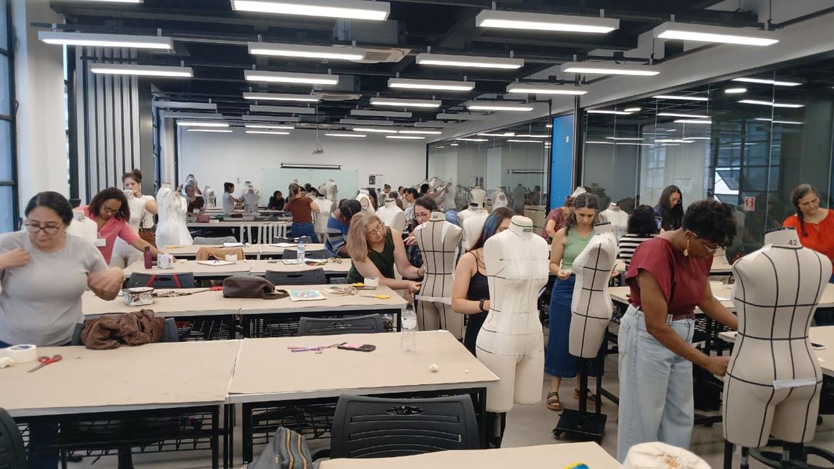 Turma do curso de corte e costura do CTMO realiza visita ao Senai Têxtil no Brás