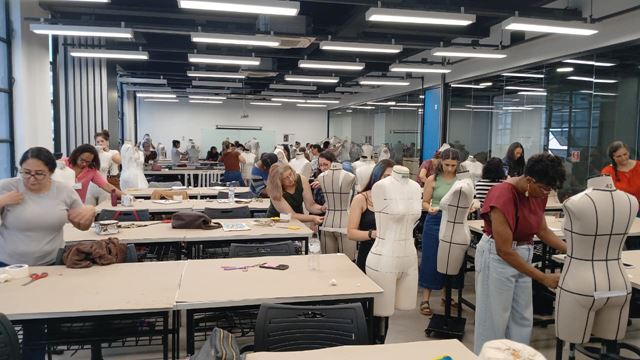 Turma do curso de corte e costura do CTMO realiza visita ao Senai Têxtil no Brás