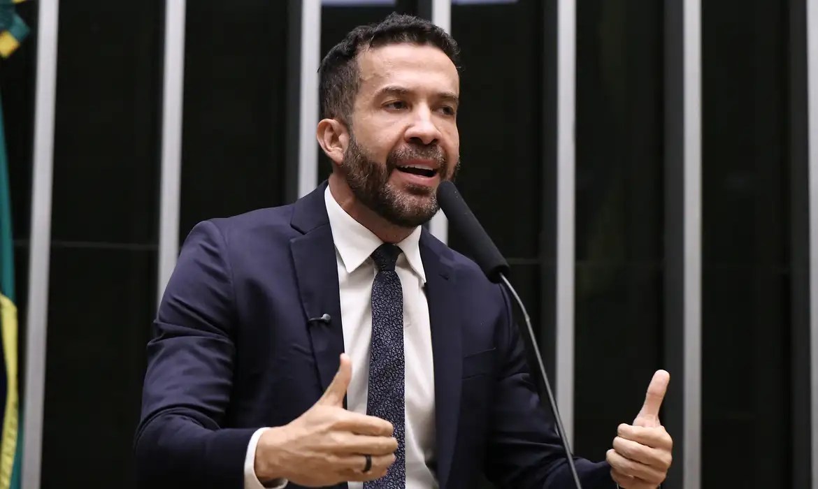 Deputado André Janones é internado com arritmia em São Paulo