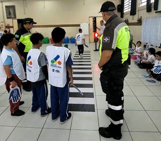 Prefeitura promove ação educativa sobre segurança no trânsito para crianças da ACM-Parque Uirapuru