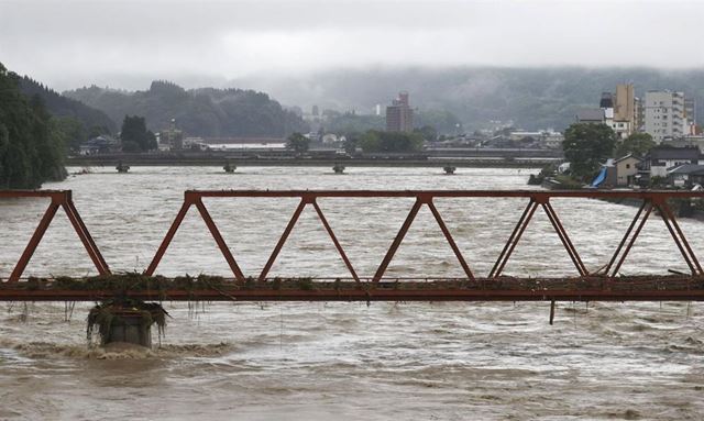 Inundações transformam ruas em rios no Japão e matam 44