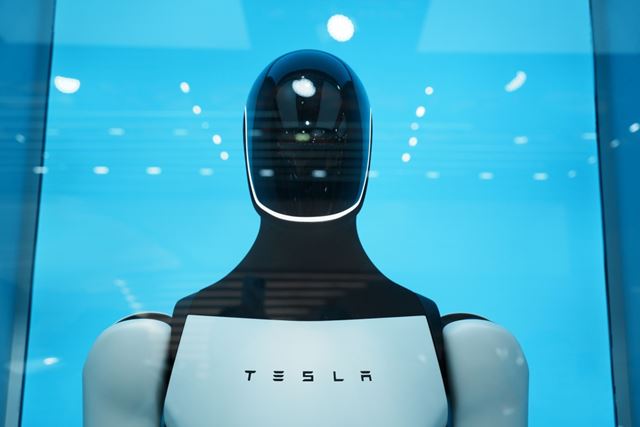 Tesla inicia produção do robô Optimus na Califórnia enquanto o lucro cai 43%