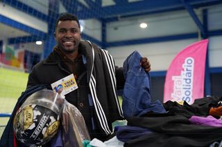 Varal Solidário entrega mil peças de roupas à população no CEU Continental