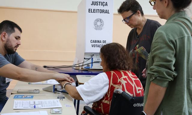 Primeiro turno contou com 43% mais eleitores de ao menos 70 anos
