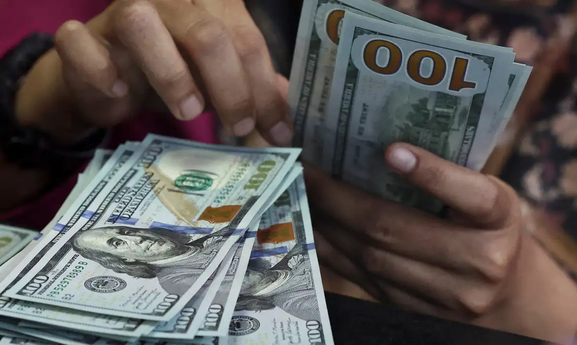 Dólar fecha abaixo de R$ 5 e recua 1,58% na semana