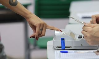 Eleitores vão cedo aos locais de votação no Rio, mesmo com chuva