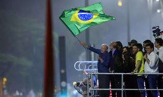 Em festa da vitória, Lula pede que público cante Hino da Independência