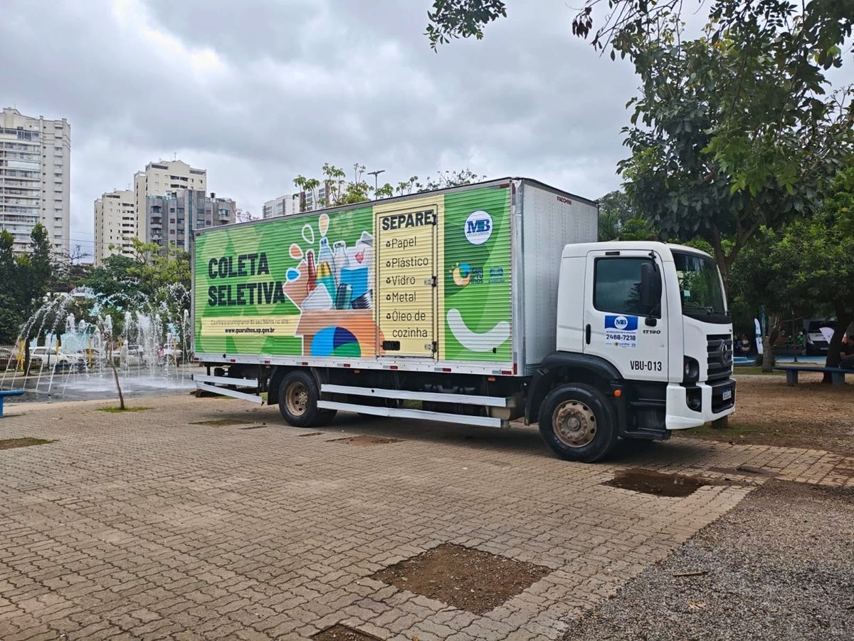 Caminhão da Coleta Seletiva recebe materiais recicláveis durante a 10ª Semana Lixo Zero de Guarulhos