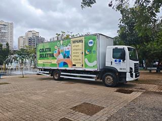 Caminhão da Coleta Seletiva recebe materiais recicláveis durante a 10ª Semana Lixo Zero de Guarulhos