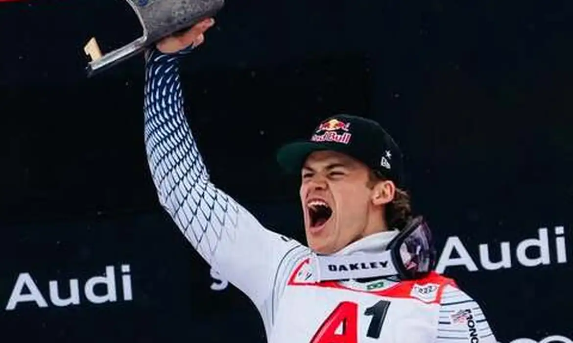 Lucas Pinheiro abre temporada com ouro em slalom gigante na Áustria