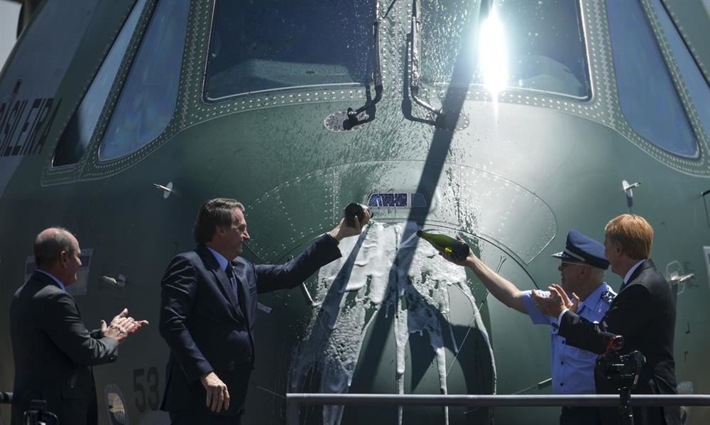 FAB recebe novo avião militar KC-390