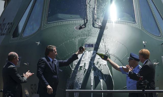 FAB recebe novo avião militar KC-390