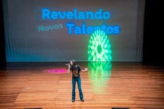 Festival Revelando Novos Talentos reúne artistas no teatro do CEU Ponte Alta