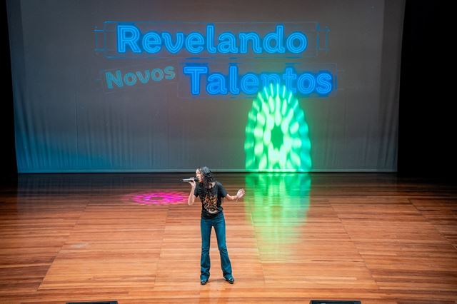 Festival Revelando Novos Talentos reúne artistas no teatro do CEU Ponte Alta