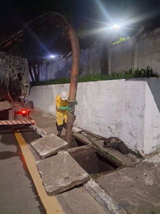 Bocas de lobo obstruídas são limpas pela Prefeitura na Vila Rio e Parque Continental