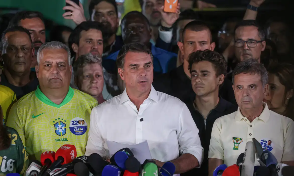 Flávio Bolsonaro cruza fronteira argentina e segue para o Equador