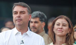 Avião com Flávio Bolsonaro e família segue para Miami