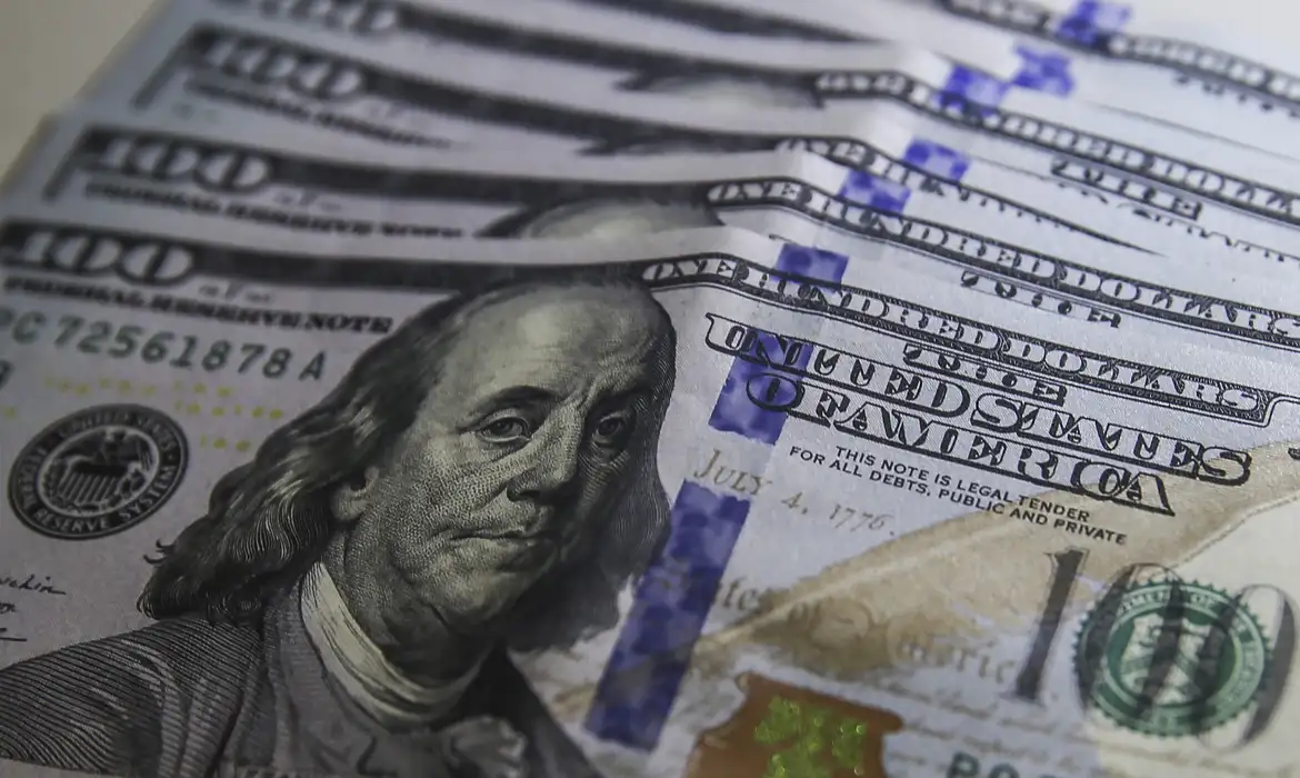 Dólar sobe 0,76% e fecha a R$ 5,39 em dia de cautela