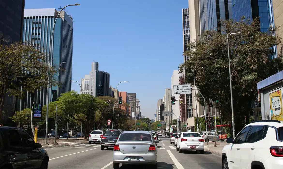 Economistas propõem taxar ricos em vez de cortar gastos sociais