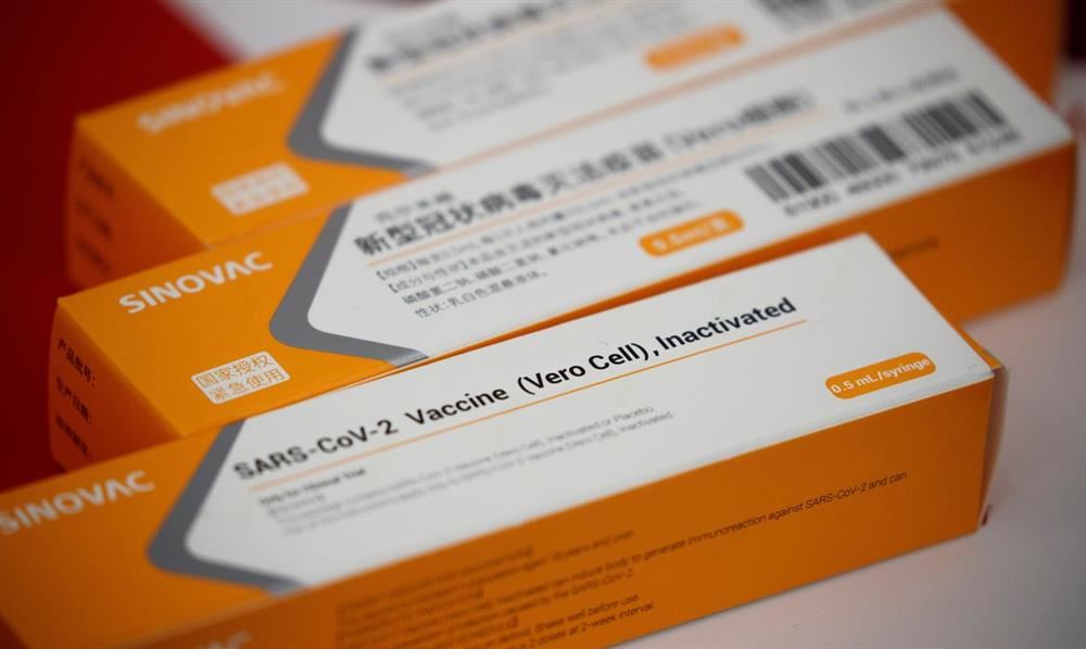 Anvisa interrompe estudos da Coronavac após "evento adverso grave"