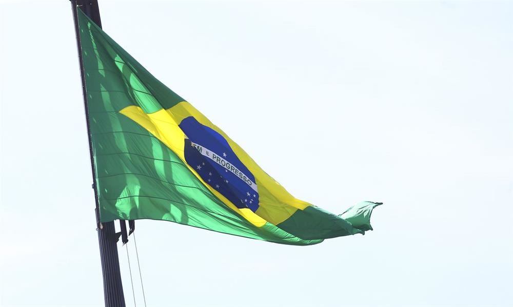 Bolsonaro participa de cerimônia do Dia da Bandeira