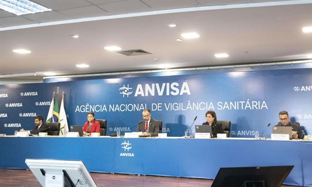 Técnicos da Anvisa recomendam uso emergencial da vacina de Oxford