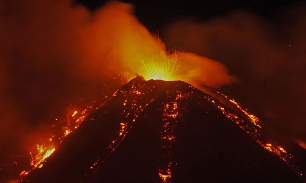 Vulcão Etna entra em erupção na Itália