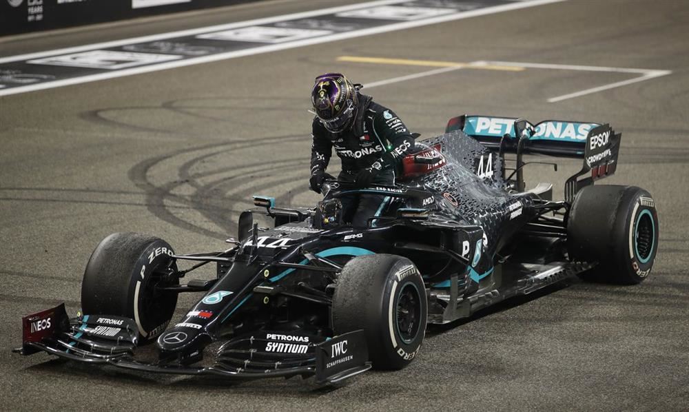 F1: sem confirmar Hamilton, Mercedes anuncia lançamento de novo carro