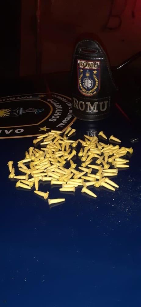 GCM apreende maconha, cocaína e crack e recupera celular roubado