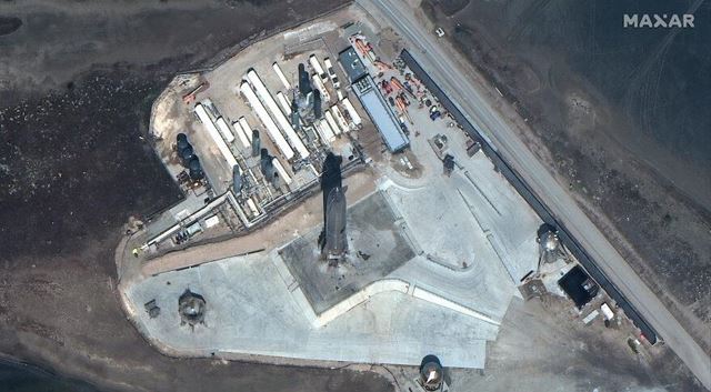 Protótipo de foguete da SpaceX explode após pousar com sucesso