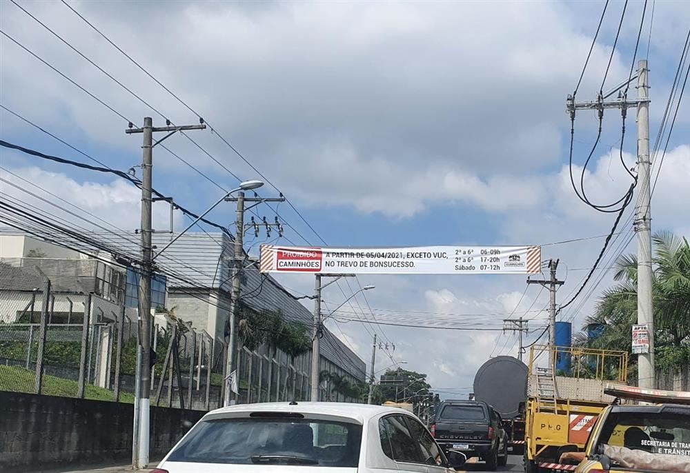 Fluidez acima da média marca primeiro dia de restrição a caminhões no Trevo de Bonsucesso