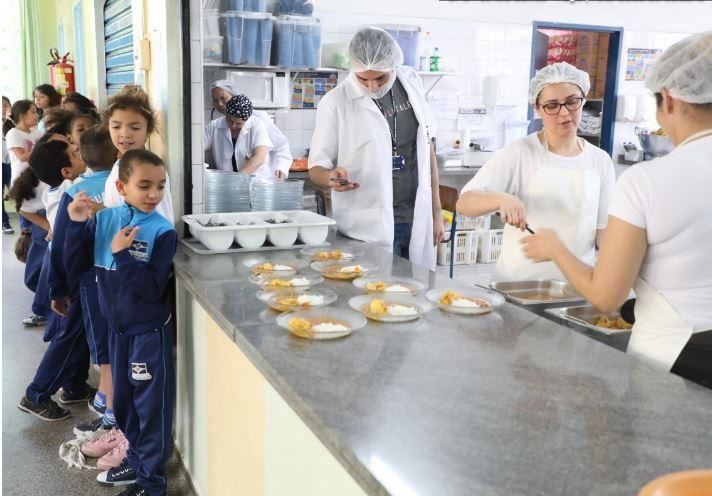 Lei regulamenta movimentação de assistente de gestão escolar, agente escolar e cozinheiro
