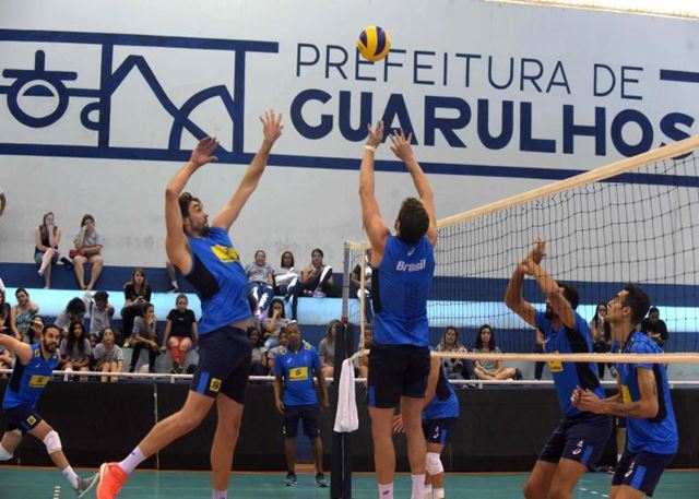 Seleção Brasileira de vôlei masculino treina em Guarulhos