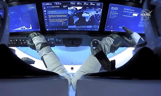 Nova equipe de astronautas chega à Estação Espacial Internacional