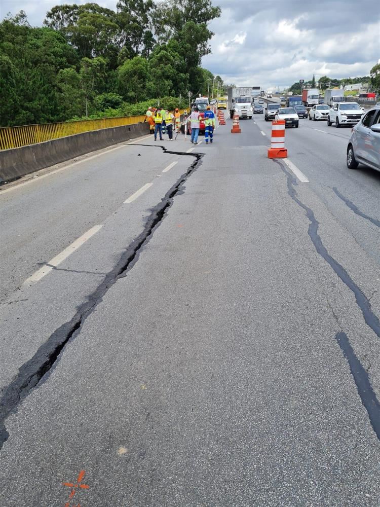 Prefeitura de Guarulhos oficia ANTT, União e CCR por afundamento de pistas da Via Dutra